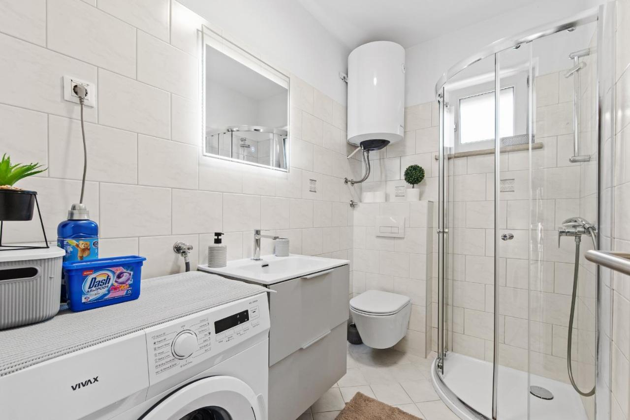 Poli Nona - Renovated In 2023 Apartment Porec Bagian luar foto